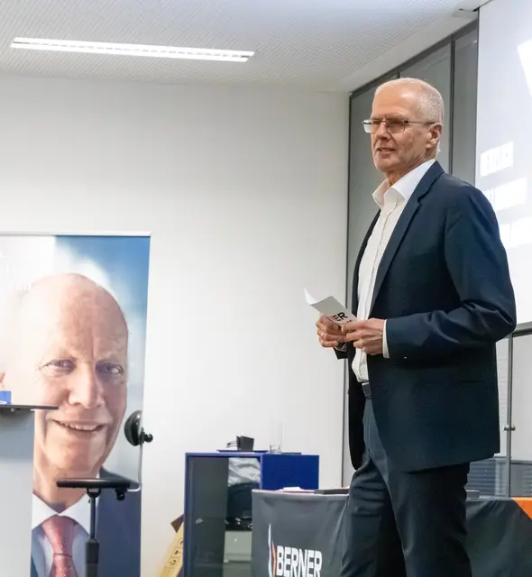 Geschäftsführer Wolfgang Sageder betonte in seiner Rede die Bedeutung engagierter Mitarbeiter für den Unternehmenserfolg. | Foto: Berner