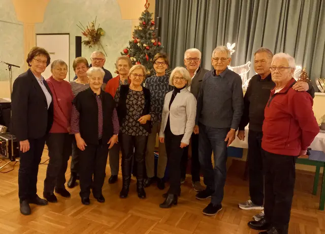 Jahrgang 1950: Grafl Irene, Haring Annemarie, Haring Christa, Fischer Josef, Grafl Anna, Klawatsch Erna, Guttmann Anna, Schaller Maria, Haring Christa, Grabner Johann, Trimmel Josef, Schaller Josef und Pfarrkirchner Heinz. | Foto: Trimmel / Schattendorf