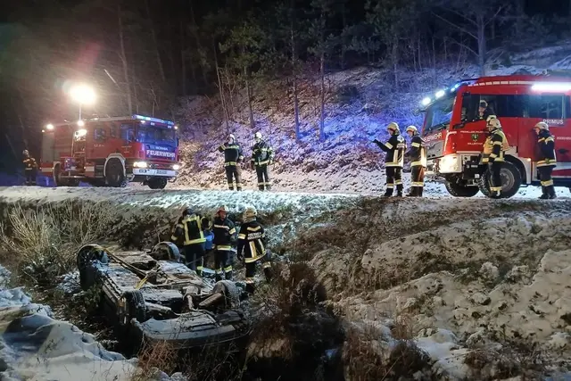 Das Fahrzeug rutschte über die Böschung in den Bach. | Foto: FF Spratzeck