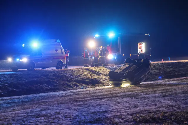 Bei winterlichen Bedingungen verliert ein Lenker in Edt bei Lambach die Kontrolle über sein Fahrzeug - es überschlägt sich und bleibt am Dach liegen. | Foto: laumat.at