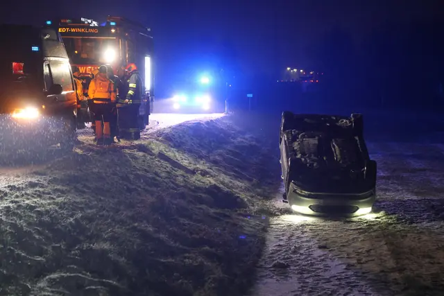 Bei winterlichen Bedingungen verliert ein Lenker in Edt bei Lambach die Kontrolle über sein Fahrzeug - es überschlägt sich und bleibt am Dach liegen. | Foto: laumat.at