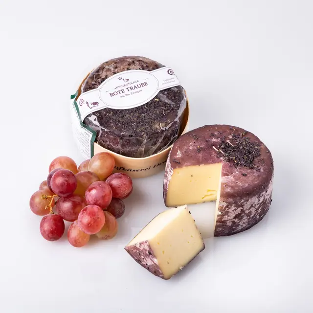 Der „Rote Bio-Traube“ aus der Bio-Hofkäserei Deutschmann – jung gereifter Weichkäse aus Bio-Rohmilch – ist eine der beliebtesten Sorten zu Weihnachten. | Foto: Genuss ab Hof