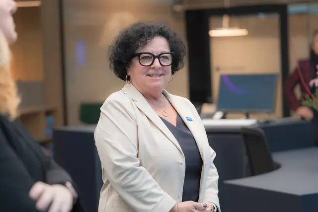 Filialleiterin Christine Danzinger begrüßt die Gäste. | Foto: Daniel Hinterramskogler
