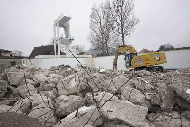 Der Bagger stemmt sich durch das Betonbecken beim Zehn-Meter-Turm. | Foto: Santrucek