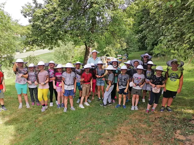 Gegen Voranmeldung werden für Schulklassen oder andere Gruppen gerne Führungen durch den Honigbetrieb angeboten. | Foto: Imkerei Rauch