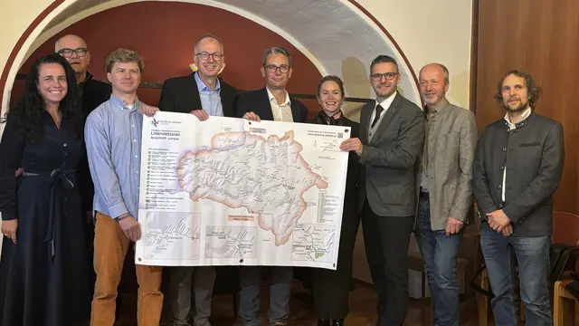 Bei der Präsentation des neuen Lungau Takts, v.li.: Yvonne Rosenstatter (Bereichsleiterin Kommunikation &amp; Marketing, Salzburger Verkehrsverbund GmbH), Anton Sagmeister (Geschäftsführer Fanningbergbahnen GmbH), Philipp Steinlechner (Geschäftsführer Bergbahnen Lungau GmbH &amp; Co. KG), Manfred Sampl (Obmann Regionalverband Lungau), Johannes Gfrerer (Geschäftsführer Salzburger Verkehrsverbund GmbH), Claudia Aigner-Bernatzky (Human Resource Management, Salzburger Verkehrsverbund GmbH), Markus Schaflechner (Geschäftsführer Regionalverband Lungau), Hannes Bogensperger (Verkehrsplaner), Georg Macheiner (KEM-Management Lungau). | Foto: pjw