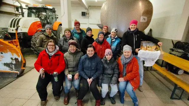 Viele Hände, schnelles Ende: Die fleißigen Helferinnen beim Binden des riesigen Adventkranzes.   | Foto: Kraml