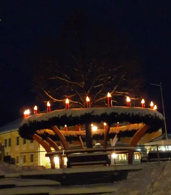 Am Riesenadventkranz mit 24 Lichtern in Ulrichsberg leuchtet jeden Tag ein Licht mehr. | Foto: Gabriel