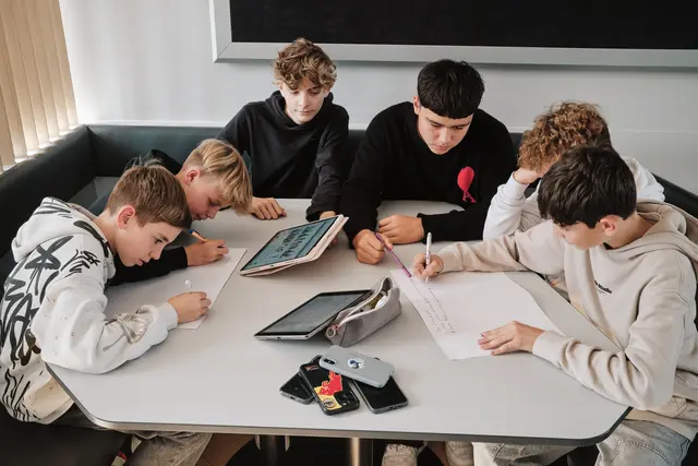 Die Jugend erklärt, wie man sich als Jugendlicher in dieser Welt zwischen Schule, Freundschaften und Social Media fühlt. | Foto: BG/BRG Knittelfeld