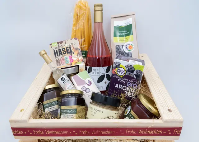 "Gerade in der Weihnachtszeit bieten unsere GenussLäden eine vielfältige Auswahl an lokalen Delikatessen und Handwerksprodukten – festlich verpackt für Klein und Groß", so Margareta Reichsthaler, Geschäftsführerin der Initiative Genuss ab Hof. | Foto: Genuss ab Hof