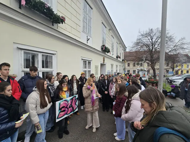 Die Siegerinnen-Klasse zeigt ihre Arbeiten. | Foto: Frauen für Frauen