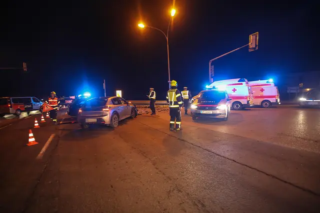 Bei einem heftigen Kreuzungscrash in Marchtrenk wurden zwei Fahrzeuge komplett demoliert und eine Person verletzt. | Foto: laumat.at