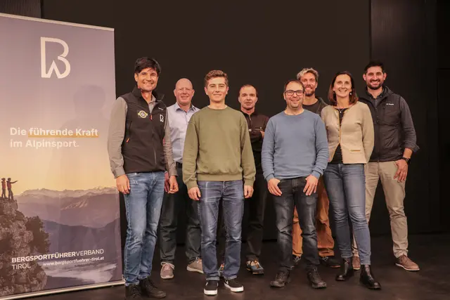 Das neue Präsidium:
Präsident Tom Rabl, Finanzreferent Harald Kinspergher, Vizepräsident Leo Moser, Alex Giacomelli (Berg- und Skiführer), Ausbildungsreferent Mathias Nössig, Fabian Hochheimer (Sportkletterlehrer), Elisabeth Klöbl (Bergwanderführer) und Michael Amprosi (Schluchtenführer:, v. li.) | Foto: Brandmedia