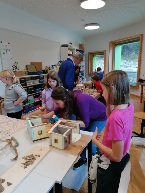 Die Kinder der Volksschule Kappl beim Krippen bauen.  | Foto: Volksschule Kappl