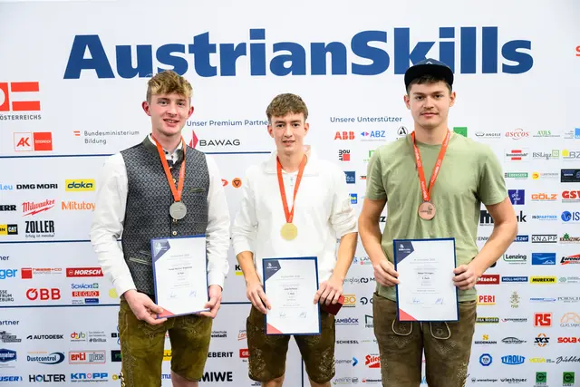Luca Reitböck von der Hauer Zimmerer GmbH in Enzenkirchen (Mitte) sicherte sich den Staatsmeistertitel bei den Zimmerern. | Foto: SkillsAustria/Wieser/Slovencik