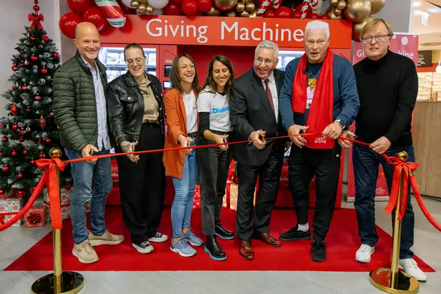Fußballstar Toni Polster (2.v.re.) eröffnete die Giving Machine im Auhof Center.  | Foto: Lamoon Agency