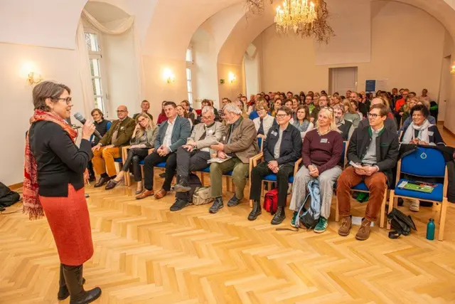 Teilnehmerinnen und Teilnehmer des Waldpädagogik-Kongresses im Schloss Lockenhaus, wo zwei Tage lang Vorträge, Workshops und Austausch zum Schwerpunktthema Wasser im Wald im Mittelpunkt standen. | Foto: Gemeinde Lockenhaus