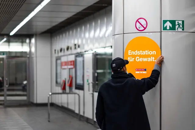 Seit Dienstag finden sich in den U3-Stationen Ottakring und Simmering Aufkleber, die ein Zeichen gegen Gewalt an Frauen setzen sollen. | Foto: Simon Wöhrer | Wiener Linien