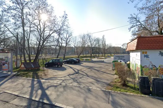 Auf der Loretto Plaza gibt es regelmäßig Streitereien zwischen Familien und Skatern. Eine Böschung ist das Einzige, was die Spielwiese und den Skatepark trennt. Der Nutzungskonflikt hat jetzt auch die Bezirkspolitik erreicht. | Foto: Google Maps