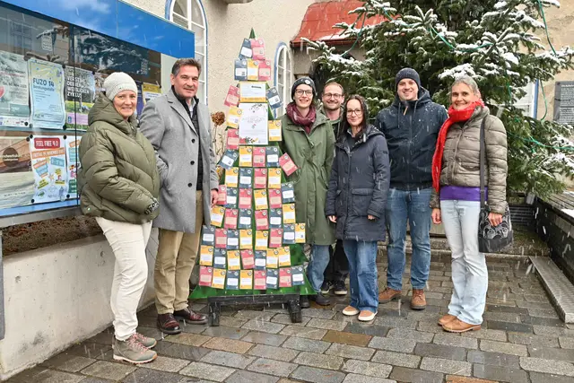 Stadträtin Gudrun Schindler-Rainbauer, Bürgermeister Werner Krammer, Julia Watzinger (LEO Club), Franz Fluch und Karin Rechberger (Referat Familie, Jugend und Soziales), Raphael Watzinger (Leo Club) und Roswitha Bramauer (Beratungsstelle FuZo14) beim Wunschbaum vor dem Rathaus (v.l.). | Foto: Stadtgemeinde Waidhofen/Ybbs
