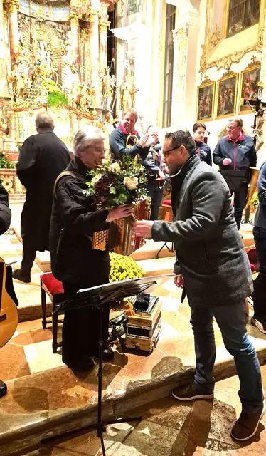 Bürgermeister Rudolf Müllner bei der Überreichung der Blumen.  | Foto: Norbert Widauer