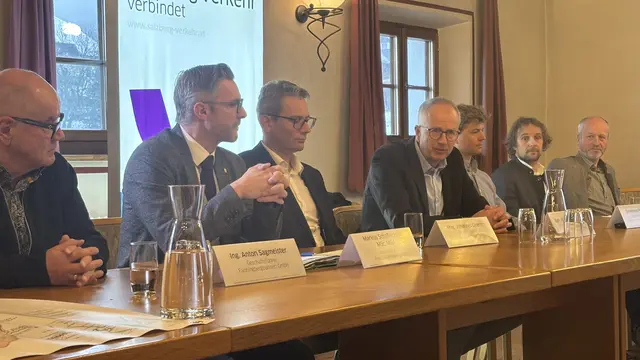 Bei der Pressekonferenz am 25. November 2025 in St. Michael im Lungau: Anton Sagmeister (Geschäftsführer Fanningbergbahnen GmbH), Markus Schaflechner (Geschäftsführer Regionalverband), Johannes Gfrerer (Geschäftsführer Salzburger Verkehrsverbund GmbH), Manfred Sampl (Obmann Regionalverband Lungau), Philipp Steinlechner (Geschäftsführer Bergbahnen Lungau GmbH &amp; Co), Georg Macheiner (KEM-Management Lungau), Hannes Bogensperger (Verkehrsplaner). | Foto: pjw