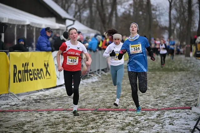 Nina Holzknecht (r.) finishte als hervorragende Neunte und holte mit zwei weiteren Läuferinnen Gold in der Teamwertung. | Foto: Martin Holzknecht