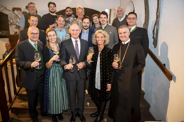 Bgm. Wolfgang Übl, Vbgm. Elisabeth Köck und Gemeinderäte mit Innenminister Gerhard Karner und Abt Patrick Schöder | Foto: Robert Herbst, POV