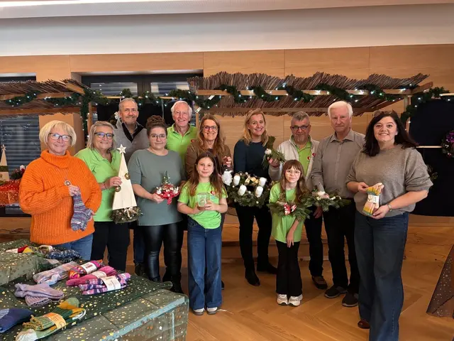 Regina Öllinger, Manuela Teufel, GR Christian Podolan, GR Silvia Übelbacher,Reinhard Punz, Staatssekretärin Ulrike Königsberger-Ludwig, Christoph Huebmer, HeinzGröbl und Gemeinderätin Birgit Hornes mit Julia und Leyla. | Foto: SPÖ