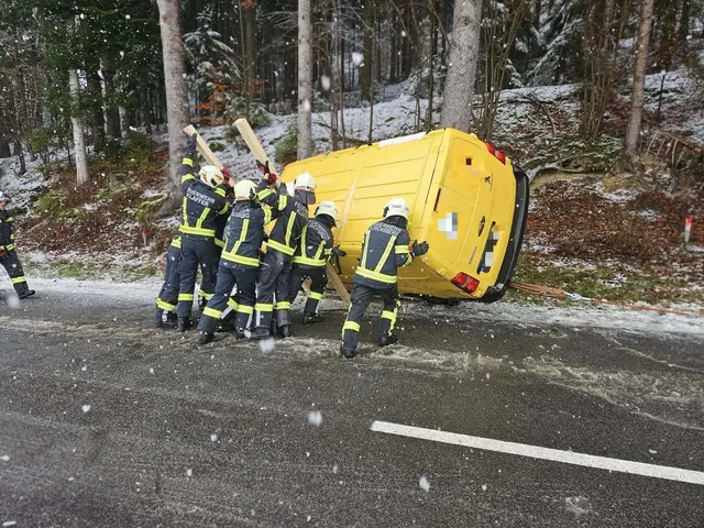 Die Feuerwehrkameraden stellten das Fahrzeug wieder auf. | Foto: FF Klaffer