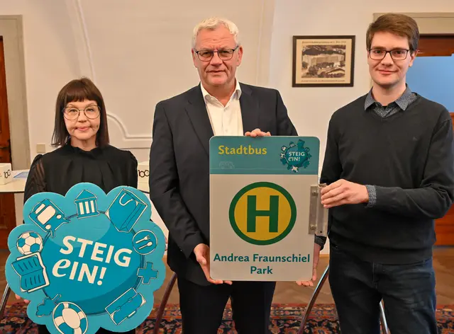 Bürgermeister Thomas Steiner mit Ruth Klinger-Zechmeister, Obfrau des Ausschusses für Planung, Bau &amp; Umweltschutz sowie Patrick Wegleitner, Entwickler der Live-Tracking-Website.  | Foto: Koeune