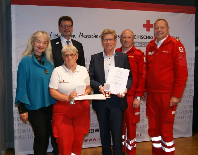 Er erhielt 2025 das Goldene Ehrenkreuz.  | Foto: Klinikum Rohrbach