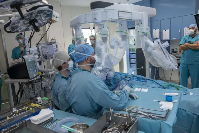 Bis Ärztinnen und Ärzte mit dem Da-Vinci arbeiten können, braucht es eine aufwendige Schulung.  | Foto: Wiener Gesundheitsverbund/Bubu Dujmic