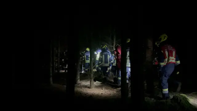 Einsatzkräfte bei der schwierigen Bergung des Kleinflugzeug-Wracks im steilen Gelände am Predigstuhl. | Foto: DOKU NÖ