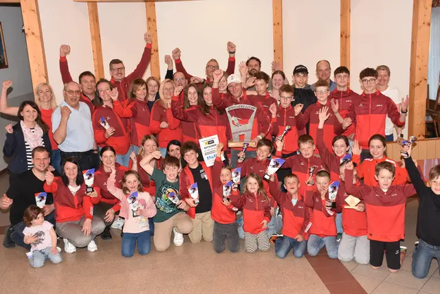 Askö St. Georgen am Walde will 2025/2026 wieder beste Ski-Mannschaft im Strudengau werden. Gesamt-Siegerehrung Strudengau-Cup 2025 im Frühjahr in Pabneukirchen. Läufer und Betreuer aus St. Georgen am Walde jubeln über den 2. Gesamtsieg in Folge.  | Foto: Zinterhof