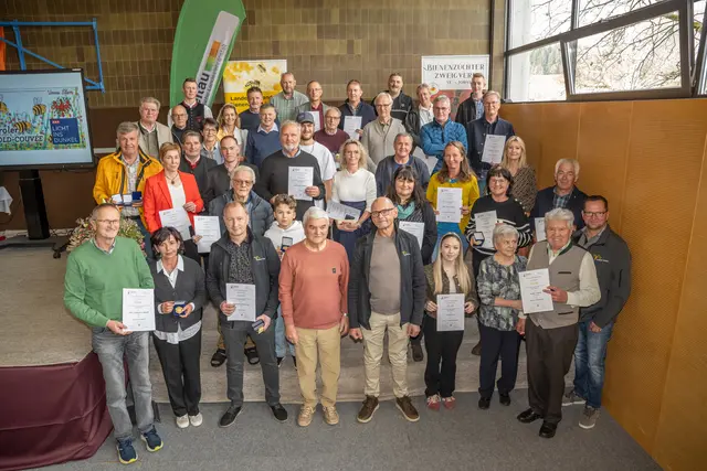 Die große Schar der ausgezeichneten ImkerInnen und Imker aus dem Bezirk Lienz. | Foto: Stefan Wörgetter