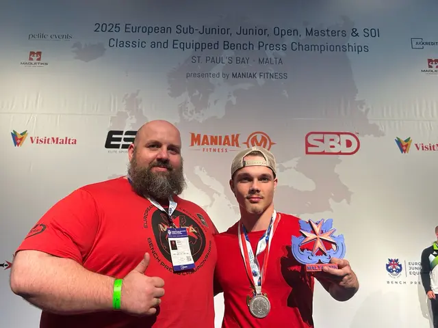 Power-Team: Der Welser Youngstar im Powerlifting, Niklas Hutterer (r.), mit seinem Trainer "Kraftschmied" Mario Hopf (l.) nach der Europameisterschaft 2025. | Foto: Hutterer