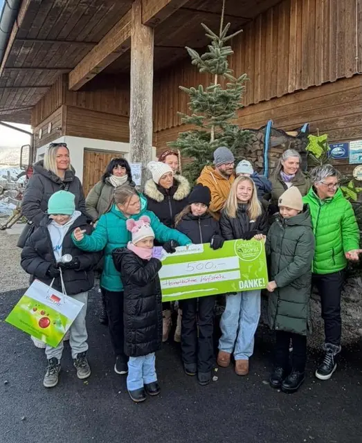 Die Vertreter der Heimatbühne übergaben den Scheck beim traditionellen Weihnachtsmarkt am Lilienhof in Schwoich.  | Foto: Kufsteiner Heimatbühne
