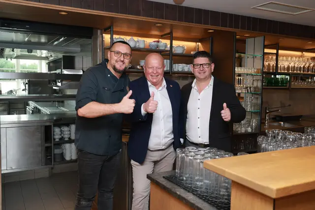 Von links: Miodrag Bosankic, Seekirchens Bürgermeister Konrad Pieringer und Miroslav Marceta. | Foto: Franz Neumayr