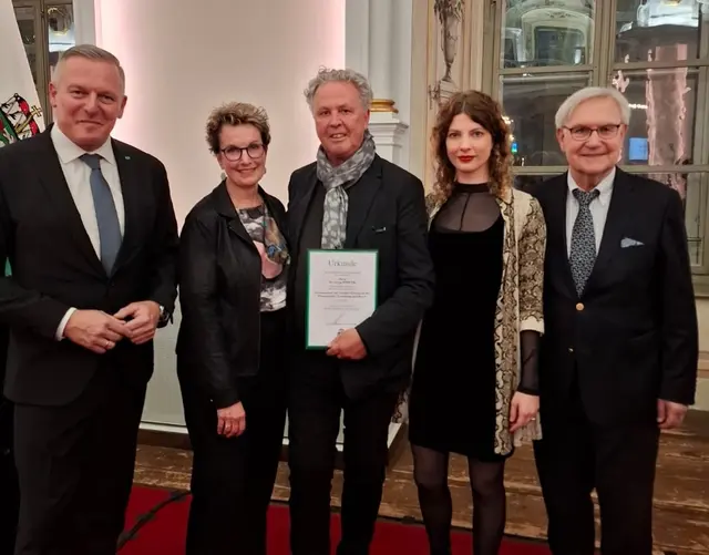 LH Mario Kunasek, Barbara Wagner, Lebensgefährtin des Ausgezeichneten Georg Köhler, Tochter Nora Köhler und Landtagspräsident a. D. Franz Majcan (v. l.) | Foto: Privat 