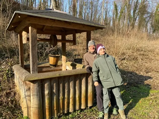Die beiden Autoren am Brunnen beim "Gasthaus zur Hinterbrühl" im Leithagebirge | Foto: König &amp; König