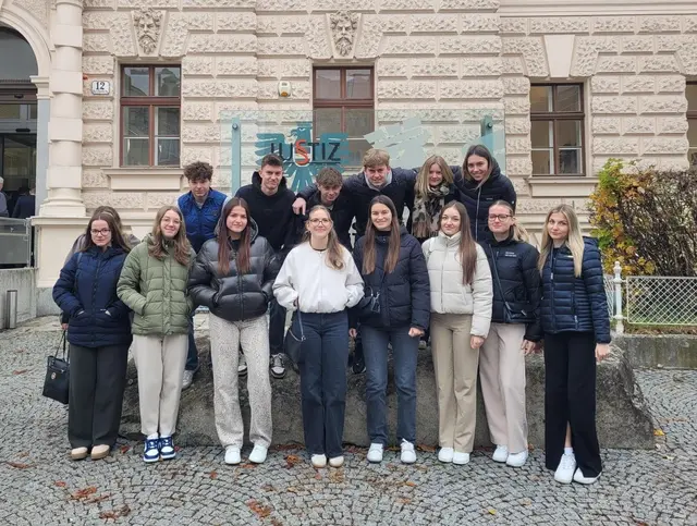 Die 5BK der Handelsakademie Bad Ischl vor dem Landesgericht Wels. | Foto: BHAK/BHAS Bad Ischl