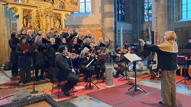 Chorleiterin Karina Kindler mit ihrem Chor in Aktion.  | Foto: privat