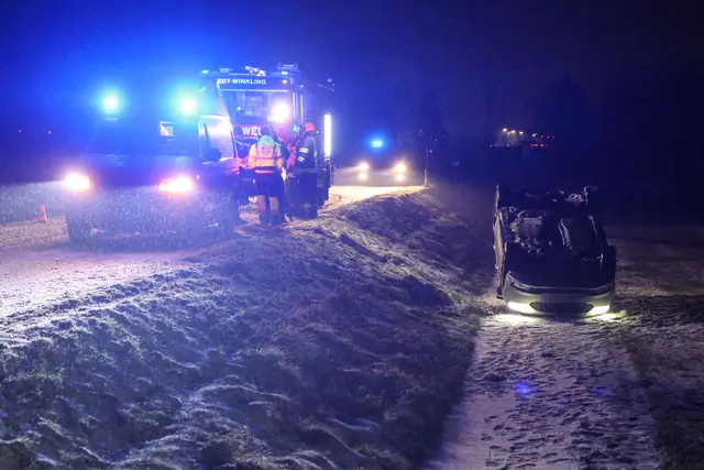 Bei winterlichen Bedingungen verliert ein Lenker in Edt bei Lambach die Kontrolle über sein Fahrzeug - es überschlägt sich und bleibt am Dach liegen. | Foto: laumat.at