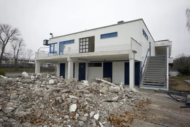 Die Terrasse, die zum Sprungbecken führte ist bereits abgetragen. | Foto: Santrucek