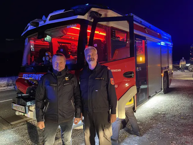Bürgermeister Peter Molnar und Feuerwehrkommandant Gerhard Urschler vor dem neuen Fahrzeug, welches sie im Anschluss vom Förthof in die Feuerwehrzentrale überführten. | Foto: Stadt Krems