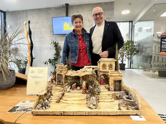 Lotte Grabner und Bürgermeister Georg Rosner mit der großen Krippe | Foto: Stadtgemeinde Oberwart
