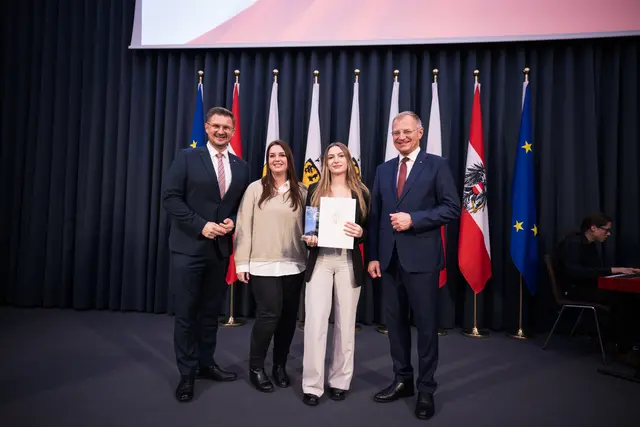 v.l.n.r.: Bürgermeister Christian Penn, Lehrlingsbeauftragte Katrin Fraueneder, Elena Wimmer, Landeshauptmann Thomas Stelzer  | Foto: Land Oberösterreich