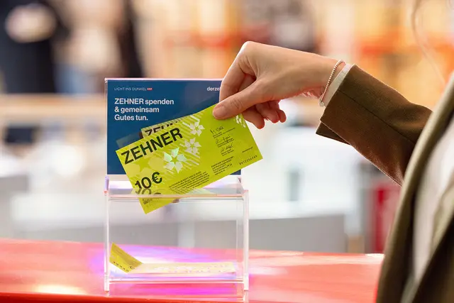 Kund:innen können ab sofort im SILLPARK ZEHNER-Gutscheine für LICHT INS DUNKEL spenden und in die dafür vorgesehene Box werfen. | Foto: © Evatrifft