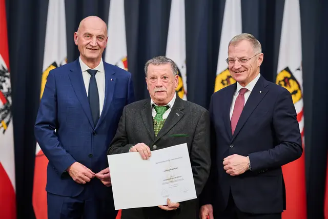 Alois Hehenberger, Sportreferent des Bezirks Rohrbach des Oö. Seniorenbunds, wurde mit dem Titel "Konsulent für Soziales" geehrt.  | Foto: Peter Mayr